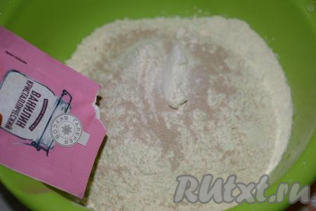 Приступаем к приготовлению теста, для этого в миску просеиваем муку, добавляем к ней соль, дрожжи, ванилин и сахар, тщательно перемешиваем.