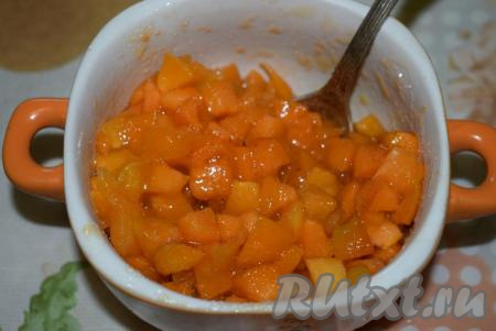 Когда дрожжевое тесто будет готово, добавляем к нарезанным абрикосам сахар и крахмал (делаем это не заранее, а в самый последний момент, для того чтобы абрикосы не пустили много сока), перемешиваем и начинка для рулетов готова.&nbsp; 