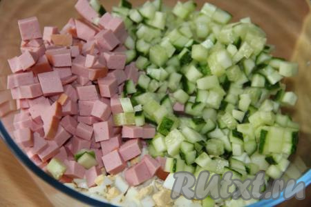 Огурец вымыть, нарезать на мелкие кубики и выложить к остальным нарезанным ингредиентам.