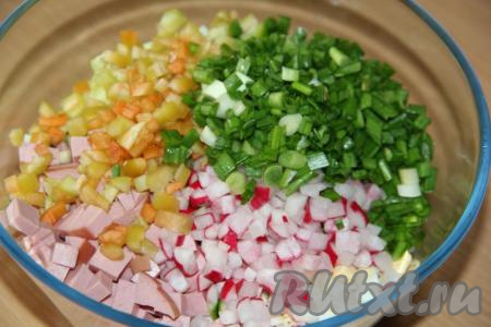 Зелень вымыть, обсушить и тоже выложить к колбасе и овощам.