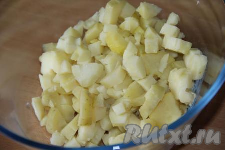 Картофель, не очищая от кожуры, и яйца предварительно сварить и остудить. Картошка варится минут 20-25, яйца - минут 10 с момента закипания воды. Картофель очистить и нарезать на кубики среднего размера.