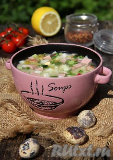 Заправить&nbsp;окрошку непосредственно перед подачей. Можно заправить квасом, кефиром, минеральной водой и т.д.&nbsp;Я люблю окрошку с картошкой и колбасой подавать с холодной водой и добавлением небольшого количества&nbsp;уксуса. Это блюдо отлично насытит в жаркий день и порадует прекрасным вкусом и удачным сочетанием ингредиентов.