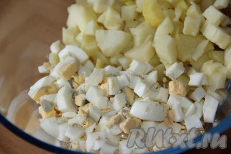 Яйца очистить, тоже нарезать на средние кубики и выложить к картошке.