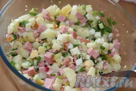 Посолить заготовку окрошки&nbsp;по вкусу и хорошо перемешать. В таком виде можно хранить заготовку&nbsp;в лотке с плотной крышкой в холодильнике до 3 дней.