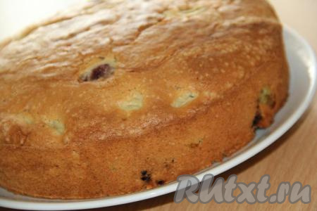 Пирог достать из духовки, немного остудить, вынуть из формы, переложить на тарелку и дать полностью остыть.