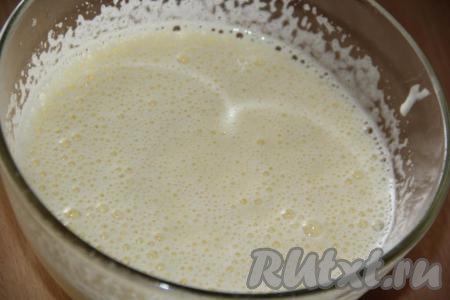 Яйца с сахаром взбить в течение 5 минут миксером, в процессе взбивания масса посветлеет.