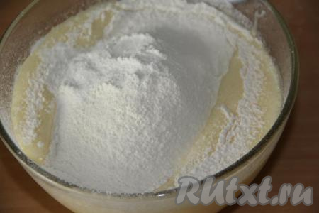 Просеянную муку и разрыхлитель всыпать в яичную массу, перемешать тесто ложкой (или лопаткой).