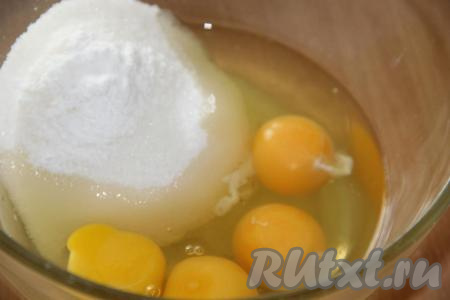 В миску разбить яйца, всыпать сахар.