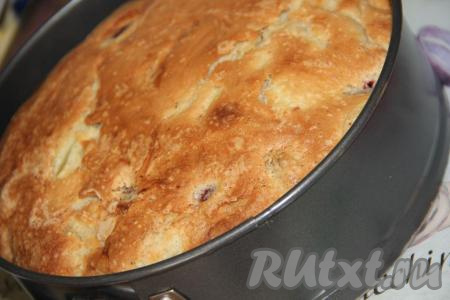 Выпекать пирог с ревенем и клубникой минут 40 в разогретой духовке при температуре 200 градусов. Готовность выпечки можно проверить деревянной лучинкой (лучинка останется сухой при прокалывании готового пирога).