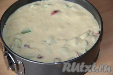 Форму для выпечки (я использовала разъёмную форму диаметром 24 см) смазать растительным маслом, а затем выложить тесто, смешанное с ревенем и клубникой.