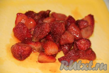 Клубнику вымыть, обсушить и нарезать (мелко нарезать ягоды не нужно). Если клубника замороженная, то её нужно разморозить, слить лишнюю жидкость, а затем нарезать.