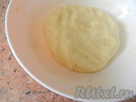 Добавить муку с разрыхлителем и замесить мягкое тесто.