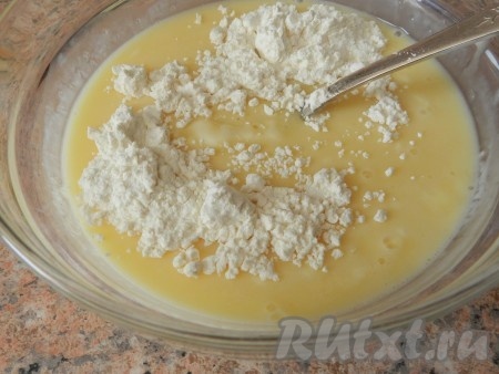 Приготовить заливку для Цветаевского пирога с вишней. Для этого смешать сметану, яйцо и сахар, постепенно всыпать муку и размешать до однородного состояния, чтобы не было комочков. 