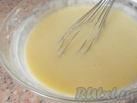 Приготовить заливку для Цветаевского пирога с вишней. Для этого смешать сметану, яйцо и сахар, постепенно всыпать муку и размешать до однородного состояния, чтобы не было комочков. 