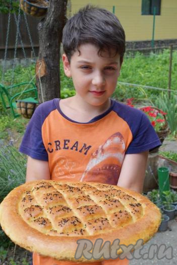 Лепёшка на дрожжах получается большой, красивой, румяной и очень аппетитной. Мой сын любит есть её теплой, когда корочка у лепёшки так аппетитно хрустит.