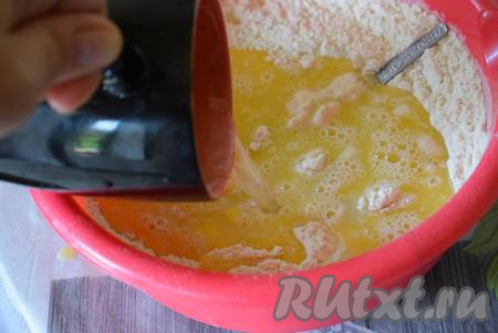Растопим сливочное масло в микроволновке. Негорячее растопленное масло добавим в мучную смесь. Сюда же нальём тёплую воду (температура воды +40 градусов) и начнём замешивать тесто ложкой. Как только тесто начнёт собираться в шар, добавим растительное масло и продолжим замес руками. Вымешиваем до получения однородного эластичного теста.