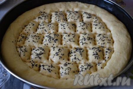 Яйцо размешиваем вилкой и смазываем лепёшку яйцом при помощи кулинарной кисти. Сверху, по желанию, присыпаем кунжутом (я посыпала чёрным кунжутом).