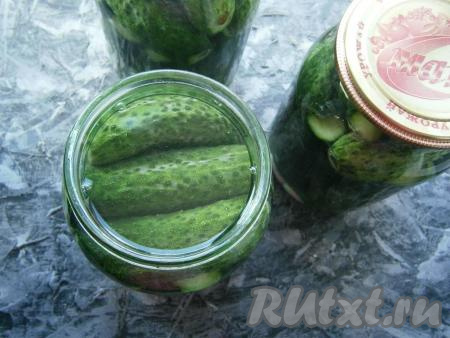 Залить огурцы тёплым маринадом.