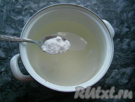 Для приготовления маринада довести до кипения 1 литр воды, всыпать соль, сахар, после закипания воды варить на медленном огне, пока соль и сахар не растворятся. Затем добавить уксус, довести маринад до кипения, снять с огня и остудить до тёплого состояния.