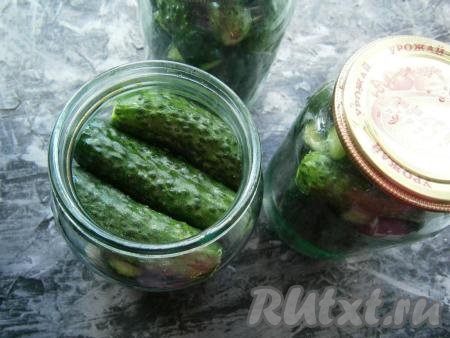 Заполнить банки огурцами, вкладывая их поплотнее.