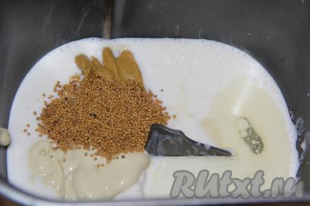 Далее всыпать семена горчицы и сахар.