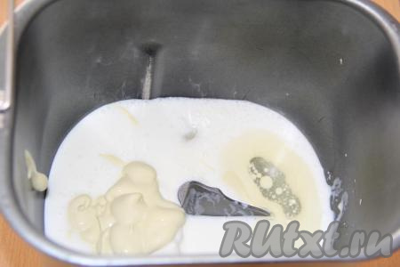  Кефир комнатной температуры влить в ведёрко хлебопечки, добавить растительное масло и майонез.