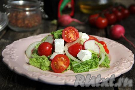 Подать салат&nbsp;с пекинской капустой и редиской к столу. Этот салатик получается очень аппетитным, а благодаря помидорам черри и сыру "Фета" он становится необыкновенно сочным и вкусным.&nbsp;