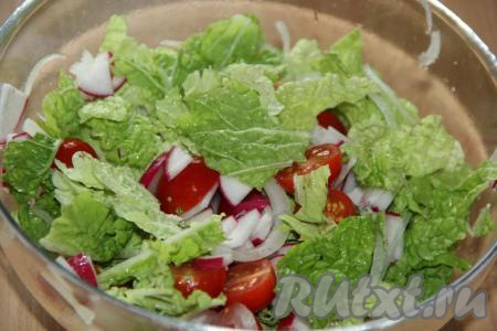 Слегка посолить салат и перемешать.