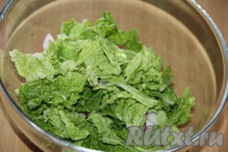 Листы пекинской капусты вымыть, крупно нарвать и выложить к редиске.