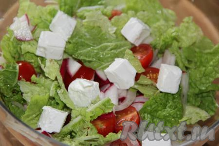 Салат из редиски, пекинской капусты и помидоров черри заправить оливковым маслом, добавить кусочки сыра "Фета", слегка перемешать.