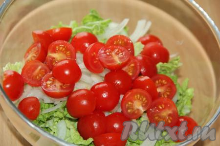 Помидоры черри вымыть, разрезать пополам (обычные помидоры небольшого размера нарезать достаточно крупно), выложить в салат из пекинской капусты, редиски и лука.
