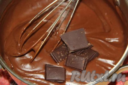 В горячую массу выложить шоколад, поломанный на небольшие кусочки, перемешать.