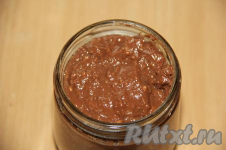 Переложить шоколадно-ореховую пасту, приготовленную в домашних условиях, в банку, закрыть крышкой и полностью охладить. У меня получилось 300 грамм пасты.