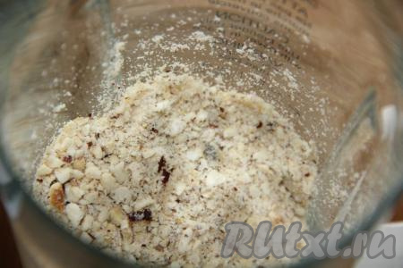 Измельчить орехи в блендере.