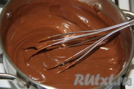 Варить массу на среднем огне, постоянно помешивая. Масса загустеет и станет блестящей (у меня ушло, примерно, 7 минут). Снять массу с огня и дать немного остыть.
