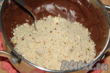 Всыпать орехи и снова хорошо перемешать.