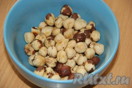 Сливочное масло заранее нужно достать из холодильника, чтобы оно стало мягким. Орехи (я взяла фундук) обжарить со всех сторон на сухой сковороде на небольшом огне, иногда помешивая, затем остудить и очистить от шкурки.