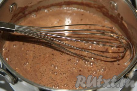 К какао, сахару и муке добавить молоко, перемешать венчиком. Поставить кастрюлю на огонь.