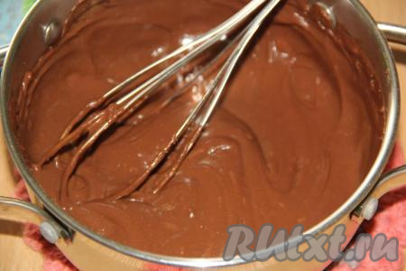 Перемешать шоколадную массу, она получится гладкой, однородной.