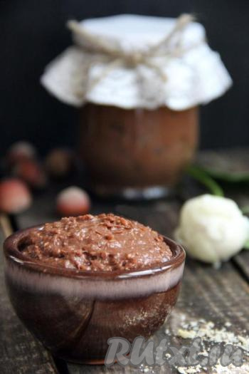 Аппетитную, очень вкусную шоколадную пасту с орехами можно намазать на булочку или подать в качестве дополнения, например, к оладушкам или блинам. Хранить пасту, приготовленную в домашних условиях, нужно в холодильнике.