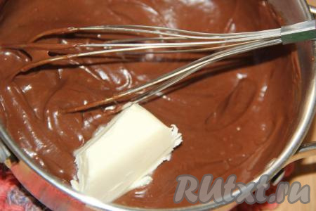 В шоколадную массу выложить мягкое сливочное масло.