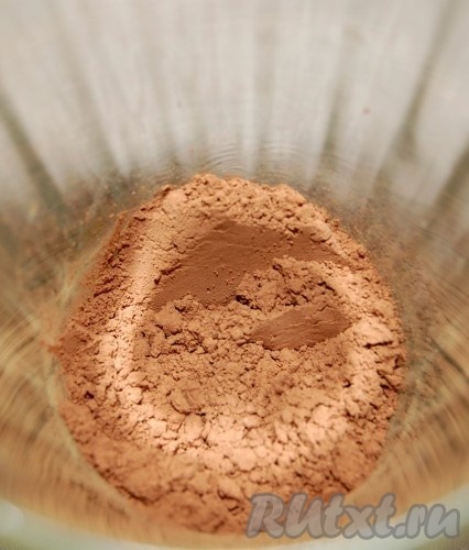 В стакане соединить какао-порошок и горячую воду, размешать, как следует, до однородной массы.