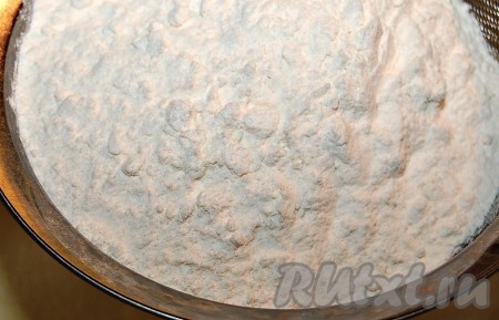 Просеять муку в миску, добавить к ней разрыхлитель и соль. Перемешать и отставить в сторонку.