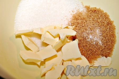 Соединить сливочное масло и оба вида  сахара.