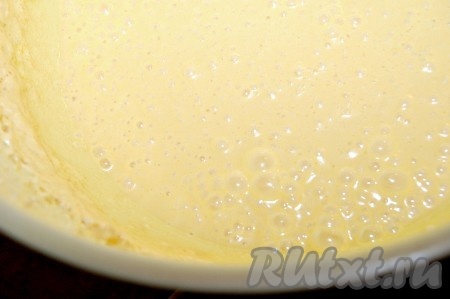 В результате получится вот такая яично-масляно-сахарная смесь. Добавить ваниль.