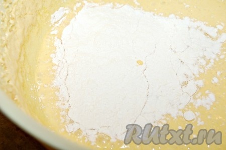 Добавлять мучную смесь, чередуя с молоком.