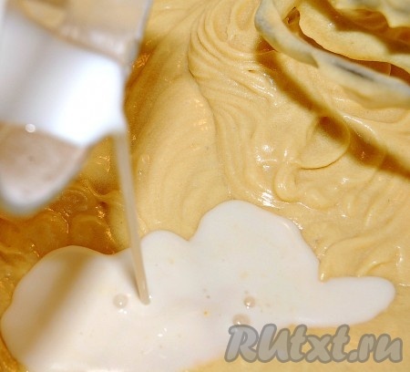 Добавлять мучную смесь, чередуя с молоком.