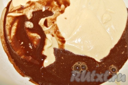 Полученную смесь какао соединить с отложенной 1/3 частью теста.