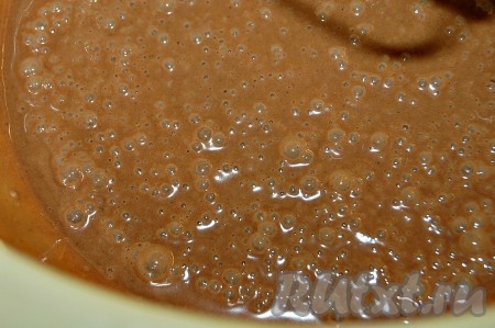 Получается шоколадное тесто.