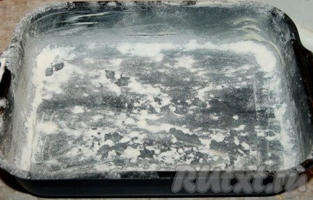 Форму для выпечки смазать сливочным маслом или маргарином, обсыпать мукой, излишки муки стряхнуть.